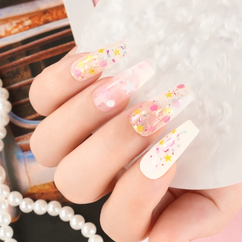 Manucure aux cristaux chatoyants avec une touche florale